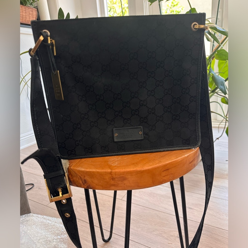 Women's Gucci black leather Crossbody Bag Snap Closure